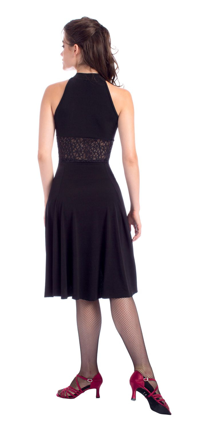 Frau im schwarzen Neckholder-Kleid E11242 So Danca und roten Heels von Rumpf steht vor weißem Hintergrund.